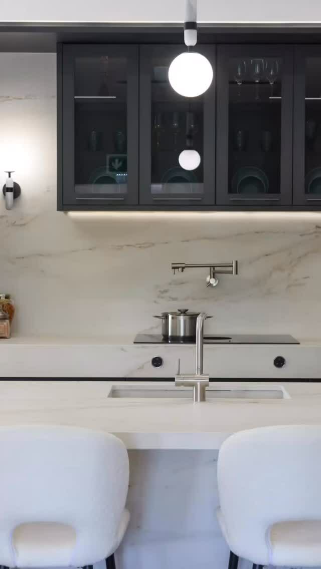 Finish kitchen look with Dekton Rem worktop. #dektonbycosentino #dekton #designkitchen #modernkitchen #cosentinoireland #kitchendesign #kitchendecor #kitchenworktops #kitchens
